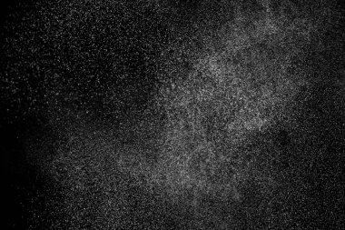 Siyah arka planda soyut su sıçramaları. Beyaz parçacıkların hareketlerini dondur. Yağmur, kar örtüsü dokusu.