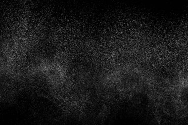 Siyah arka planda soyut su sıçramaları. Beyaz parçacıkların hareketlerini dondur. Yağmur, kar örtüsü dokusu.