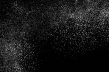 Siyah arka planda soyut su sıçramaları. Beyaz parçacıkların hareketlerini dondur. Yağmur, kar örtüsü dokusu.