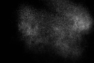 Siyah arka planda soyut su sıçramaları. Beyaz parçacıkların hareketlerini dondur. Yağmur, kar örtüsü dokusu.