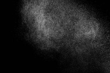 Siyah arka planda soyut su sıçramaları. Beyaz parçacıkların hareketlerini dondur. Yağmur, kar örtüsü dokusu.