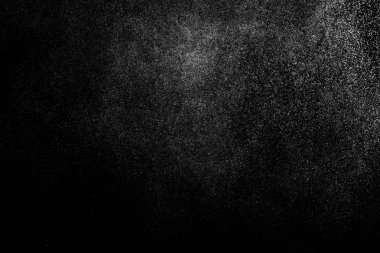 Siyah arka planda soyut su sıçramaları. Beyaz parçacıkların hareketlerini dondur. Yağmur, kar örtüsü dokusu.