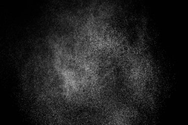 Siyah arka planda soyut su sıçramaları. Beyaz parçacıkların hareketlerini dondur. Yağmur, kar örtüsü dokusu.