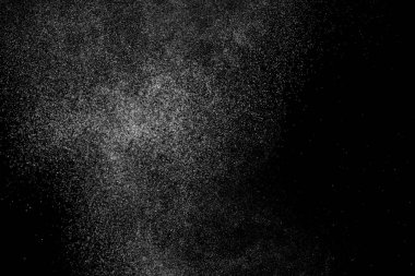 Siyah arka planda soyut su sıçramaları. Beyaz parçacıkların hareketlerini dondur. Yağmur, kar örtüsü dokusu.