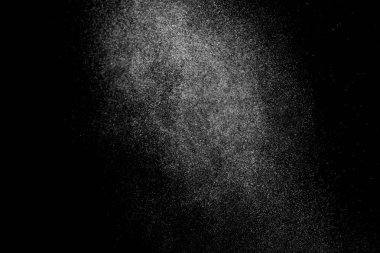 Siyah arka planda soyut su sıçramaları. Beyaz parçacıkların hareketlerini dondur. Yağmur, kar örtüsü dokusu.