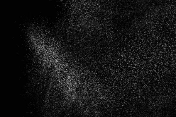 Siyah arka planda soyut su sıçramaları. Beyaz parçacıkların hareketlerini dondur. Yağmur, kar örtüsü dokusu.