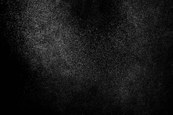 Siyah arka planda soyut su sıçramaları. Beyaz parçacıkların hareketlerini dondur. Yağmur, kar örtüsü dokusu.