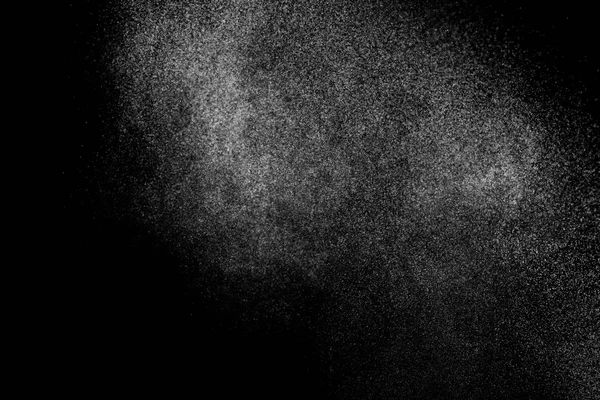 Siyah arka planda soyut su sıçramaları. Beyaz parçacıkların hareketlerini dondur. Yağmur, kar örtüsü dokusu.