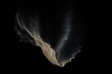 Siyah arka plan üzerine izole Sandy patlama. Soyut parçacıklar bulut. Doku eleman tasarımı için.