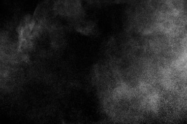 Siyah arka planda beyaz toz patlaması. Soyut beyaz toz dokusu.