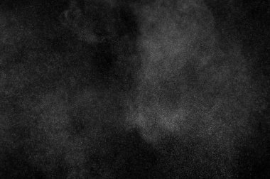 Siyah arka planda beyaz toz patlaması. Soyut beyaz toz dokusu.