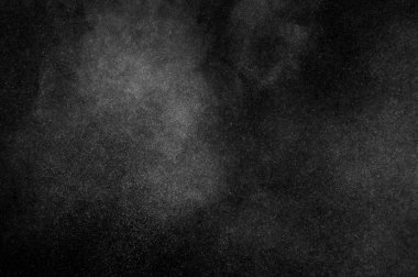 Siyah arka planda beyaz toz patlaması. Soyut beyaz toz dokusu.