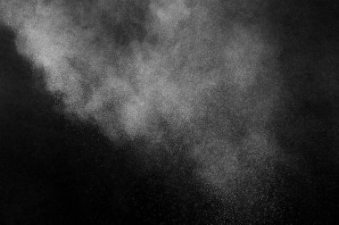 Siyah arka planda beyaz toz patlaması. Soyut beyaz toz dokusu.