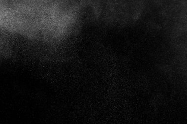 Siyah arka planda beyaz toz patlaması. Soyut beyaz toz dokusu.