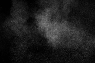 Siyah arka planda beyaz toz patlaması. Soyut beyaz toz dokusu.