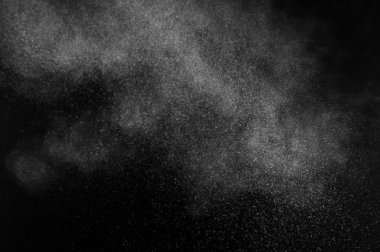 Siyah arka plan üzerine beyaz toz patlama. Soyut toz doku.