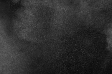 Siyah arka plan üzerine beyaz toz patlama. Soyut toz doku.