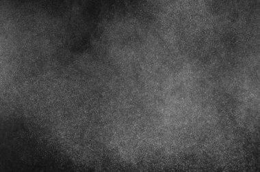 Siyah arka plan üzerine beyaz toz patlama. Soyut toz doku.