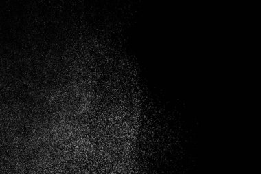 Siyah arka planda soyut su sıçramaları. Beyaz parçacıkların hareketlerini dondur. Yağmur, kar örtüsü dokusu.