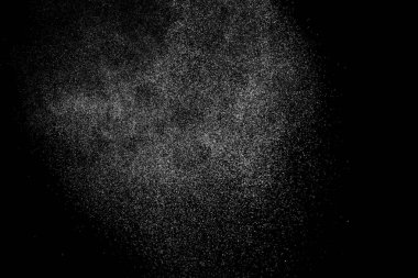 Siyah arka planda soyut su sıçramaları. Beyaz parçacıkların hareketlerini dondur. Yağmur, kar örtüsü dokusu.