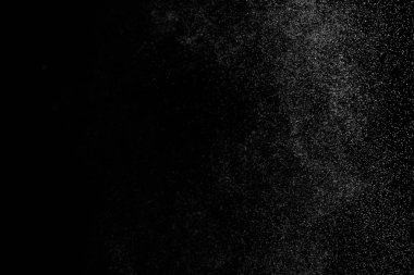 Siyah arka planda soyut su sıçramaları. Beyaz parçacıkların hareketlerini dondur. Yağmur, kar örtüsü dokusu.