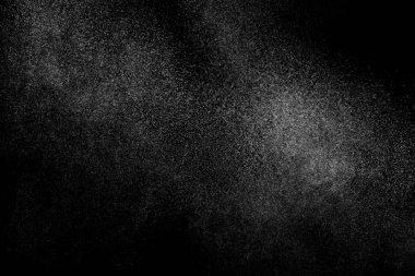 Siyah arka planda soyut su sıçramaları. Beyaz parçacıkların hareketlerini dondur. Yağmur, kar örtüsü dokusu.