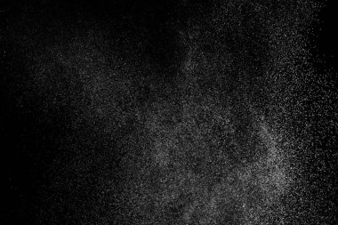 Siyah arka planda soyut su sıçramaları. Beyaz parçacıkların hareketlerini dondur. Yağmur, kar örtüsü dokusu.