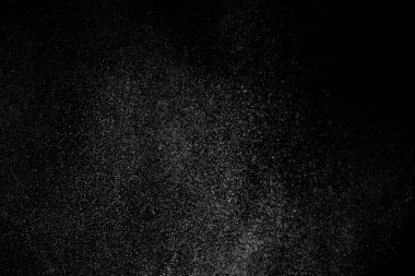 Siyah arka planda soyut su sıçramaları. Beyaz parçacıkların hareketlerini dondur. Yağmur, kar örtüsü dokusu.