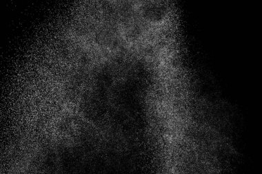 Siyah arka planda soyut su sıçramaları. Beyaz parçacıkların hareketlerini dondur. Yağmur, kar örtüsü dokusu.