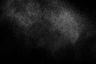 Siyah arka planda soyut su sıçramaları. Beyaz parçacıkların hareketlerini dondur. Yağmur, kar örtüsü dokusu.