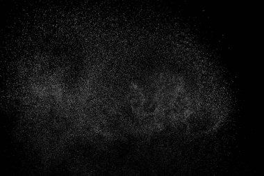 Siyah arka planda soyut su sıçramaları. Beyaz parçacıkların hareketlerini dondur. Yağmur, kar örtüsü dokusu.