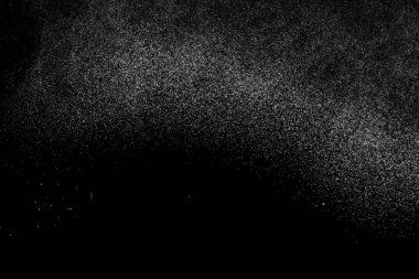 Siyah arka planda soyut su sıçramaları. Beyaz parçacıkların hareketlerini dondur. Yağmur, kar örtüsü dokusu.