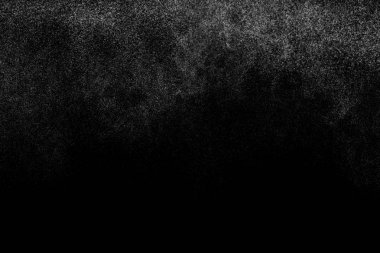 Siyah arka planda soyut su sıçramaları. Beyaz parçacıkların hareketlerini dondur. Yağmur, kar örtüsü dokusu.