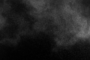 Siyah arka plan üzerine beyaz toz patlama. Soyut toz doku.