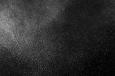 Siyah arka plan üzerine beyaz toz patlama. Soyut toz doku.