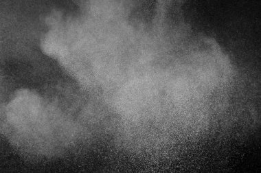 Siyah arka plan üzerine beyaz toz patlama. Soyut toz doku.