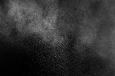 Siyah arka plan üzerine beyaz toz patlama. Soyut toz doku.
