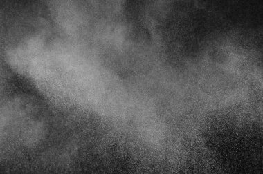 Siyah arka plan üzerine beyaz toz patlama. Soyut toz doku.