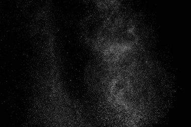 Siyah arkaplanda soyut su sıçramaları.