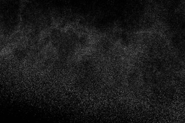 Siyah arka planda soyut su sıçramaları. Beyaz parçacıkların hareketlerini dondur. Yağmur, kar örtüsü dokusu.