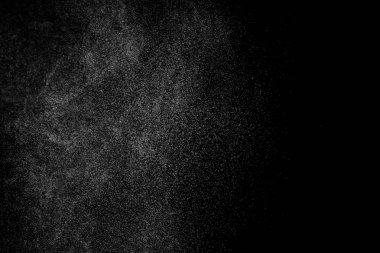 Siyah arka planda soyut su sıçramaları. Beyaz parçacıkların hareketlerini dondur. Yağmur, kar örtüsü dokusu.