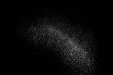 Siyah arka planda soyut su sıçramaları. Beyaz parçacıkların hareketlerini dondur. Yağmur, kar örtüsü dokusu.