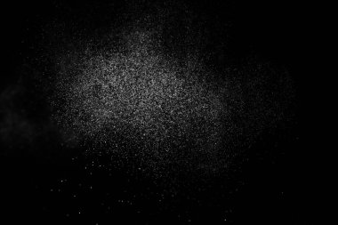 Siyah arkaplanda soyut su sıçramaları.