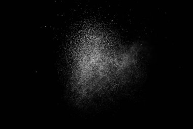 Siyah arka planda soyut su sıçramaları. Beyaz parçacıkların hareketlerini dondur. Yağmur, kar örtüsü dokusu.