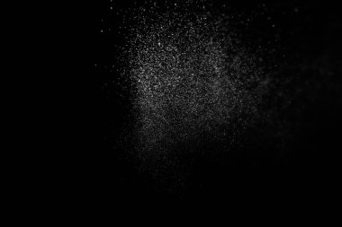 Siyah arka planda soyut su sıçramaları. Beyaz parçacıkların hareketlerini dondur. Yağmur, kar örtüsü dokusu.