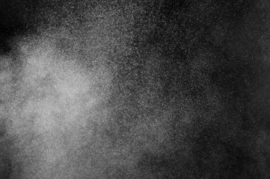 Siyah arka plan üzerine beyaz toz patlama. Soyut toz doku.