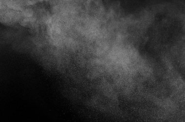 Siyah arka plan üzerine beyaz toz patlama. Soyut toz doku.