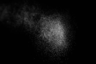 Siyah arkaplanda soyut su sıçramaları.