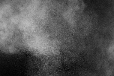 Siyah arka plan üzerine beyaz toz patlama. Soyut toz doku.
