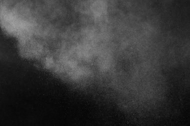 Siyah arka plan üzerine beyaz toz patlama. Soyut toz doku.